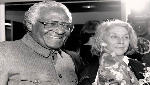 Archbishop Desmond Tutu welcomes Nadine Gordimer back to South Africa