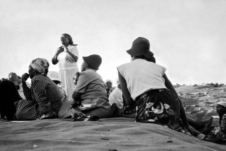 A protest meeting against removals, eNanda, KwaZulu-Natal, 1982. (Omar Badsha)