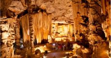 https://www.places.co.za/main/cache/image/9897/4/0/98974/large/cango-caves-oudtshoorn.jpg